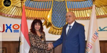 محافظ الاقصر خلال استقباله وفد اتحاد المستثمرات العرب