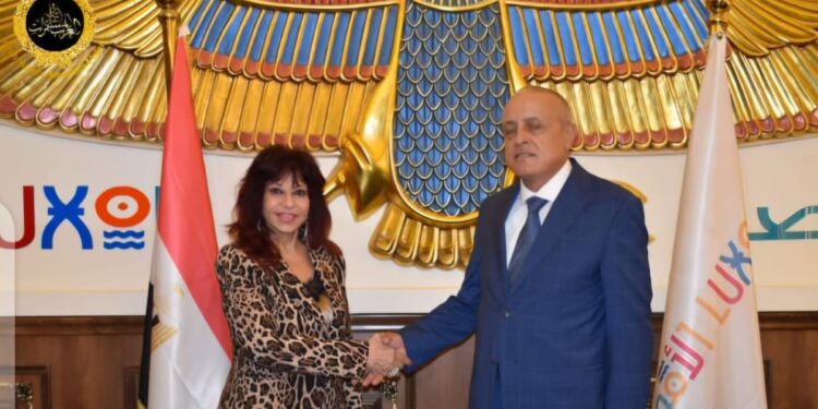 محافظ الاقصر خلال استقباله وفد اتحاد المستثمرات العرب