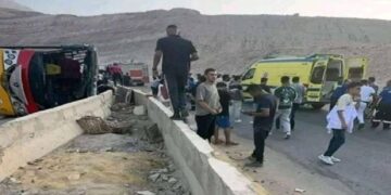 حادث تصادم ميكروباص وتريلا بالطريق الأوسطي