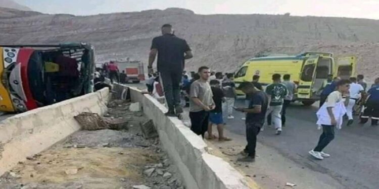 حادث تصادم ميكروباص وتريلا بالطريق الأوسطي