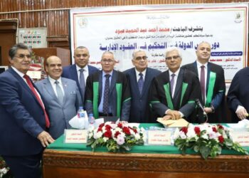 المستشار القانوني للهيئة القومية للبريد خلال مناقشة رسالة دكتوراه 