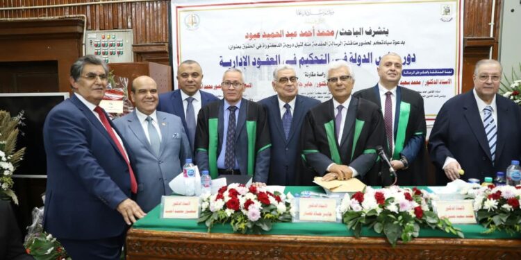 المستشار القانوني للهيئة القومية للبريد خلال مناقشة رسالة دكتوراه 