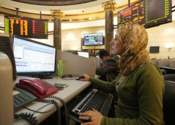 البورصة المصرية تراقب تحركات الأسهم بعد إيقاف تداول النصر للحاصلات الزراعية ووقفات مؤقتة لأسهم أخرى