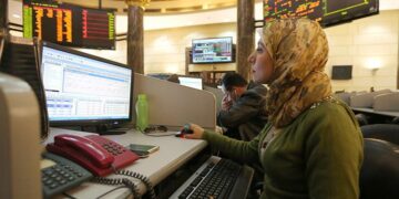 البورصة المصرية تراقب تحركات الأسهم بعد إيقاف تداول النصر للحاصلات الزراعية ووقفات مؤقتة لأسهم أخرى