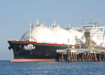 مصر تخفض واردات الغاز المسال المخططة لشهر أكتوبر بنسبة 40 بالمئة
