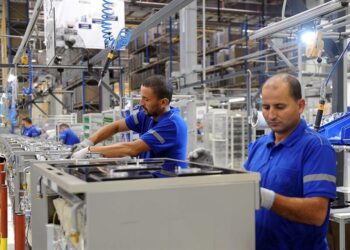 مصر تستهدف رفع مساهمة الصناعة إلى 20% من الناتج المحلي بحلول 2030