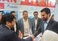 وزير الاتصالات العراقي خلال زيارته جناح شركة Turnkey Integrated Technologies