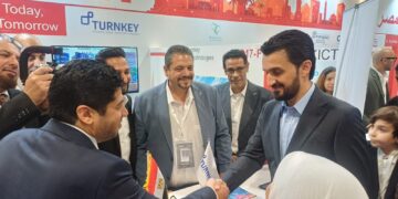 وزير الاتصالات العراقي خلال زيارته جناح شركة Turnkey Integrated Technologies
