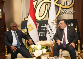 رئيس البورصة المصرية يستقبل رجل الأعمال الإفريقي أليكو دانجوتي رئيس مجموعة دانجوتي