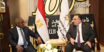 رئيس البورصة المصرية يستقبل رجل الأعمال الإفريقي أليكو دانجوتي رئيس مجموعة دانجوتي