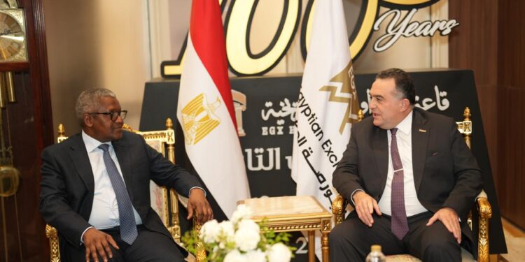 رئيس البورصة المصرية يستقبل رجل الأعمال الإفريقي أليكو دانجوتي رئيس مجموعة دانجوتي