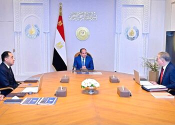 الرئيس السيسي، خلال اجتماعه مع الدكتور مصطفى مدبولي والمهندس كريم والمهندس خالد هاشم