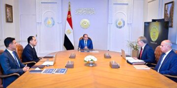الرئيس السيسي، خلال اجتماعه مع الدكتور مصطفى مدبولي والمهندس كريم والمهندس خالد هاشم