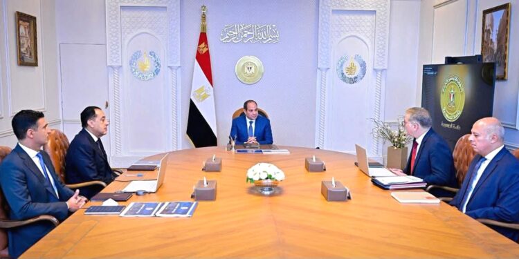 الرئيس السيسي، خلال اجتماعه مع الدكتور مصطفى مدبولي والمهندس كريم والمهندس خالد هاشم