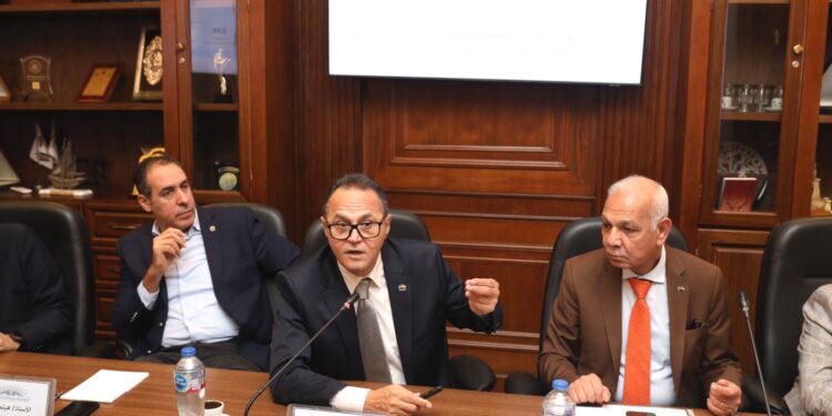 لقاء عقدته جمعية رجال أعمال إسكندرية، برئاسة المهندس مدحت القاضي مع أحمد أموي، رئيس مصلحة الجمارك