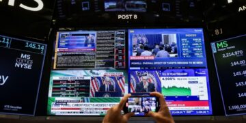 الأسواق العالمية تترقب بيانات التضخم الأمريكية وسط قوة الدولار وتقلب أسعار الذهب