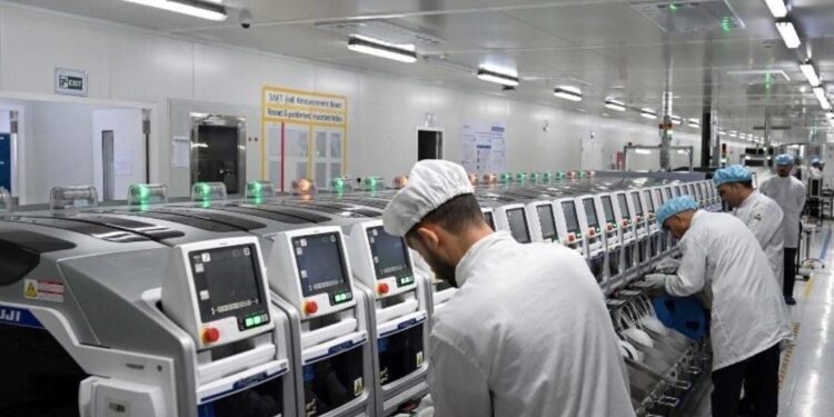 20 % تراجعًا في مبيعات المحمول المحلي.. نقص الرقائق يضغط على السوق المصري