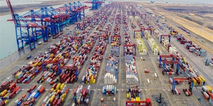 الصادرات غير البترولية تقترب من 50 مليار دولار.. ومصر تستهدف 100 مليار