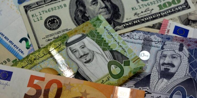 الدولار واليورو والريال السعودي.. أسعار العملات أمام الجنيه اليوم. الدينار الكويتي يتجاوز 175 جنيها.. أسعار العملات في البنوك اليوم
