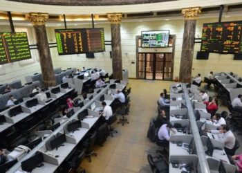 البورصة المصرية تهبط بأكثر من 2 بالمئة مع بداية تعاملات الاثنين
