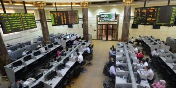 البورصة المصرية تهبط بأكثر من 2 بالمئة مع بداية تعاملات الاثنين