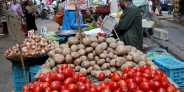 التضخم الحضري في مصر يتراجع إلى 13.9 بالمئة رغم استمرار ضغوط أسعار الغذاء